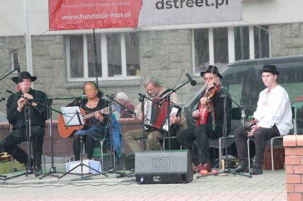 Frgment pikniku charytatywnego